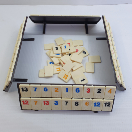 Настольная игра с правилами "Rummikub", отсутствует ножка крепления одного из полей для игры. Картинка 1